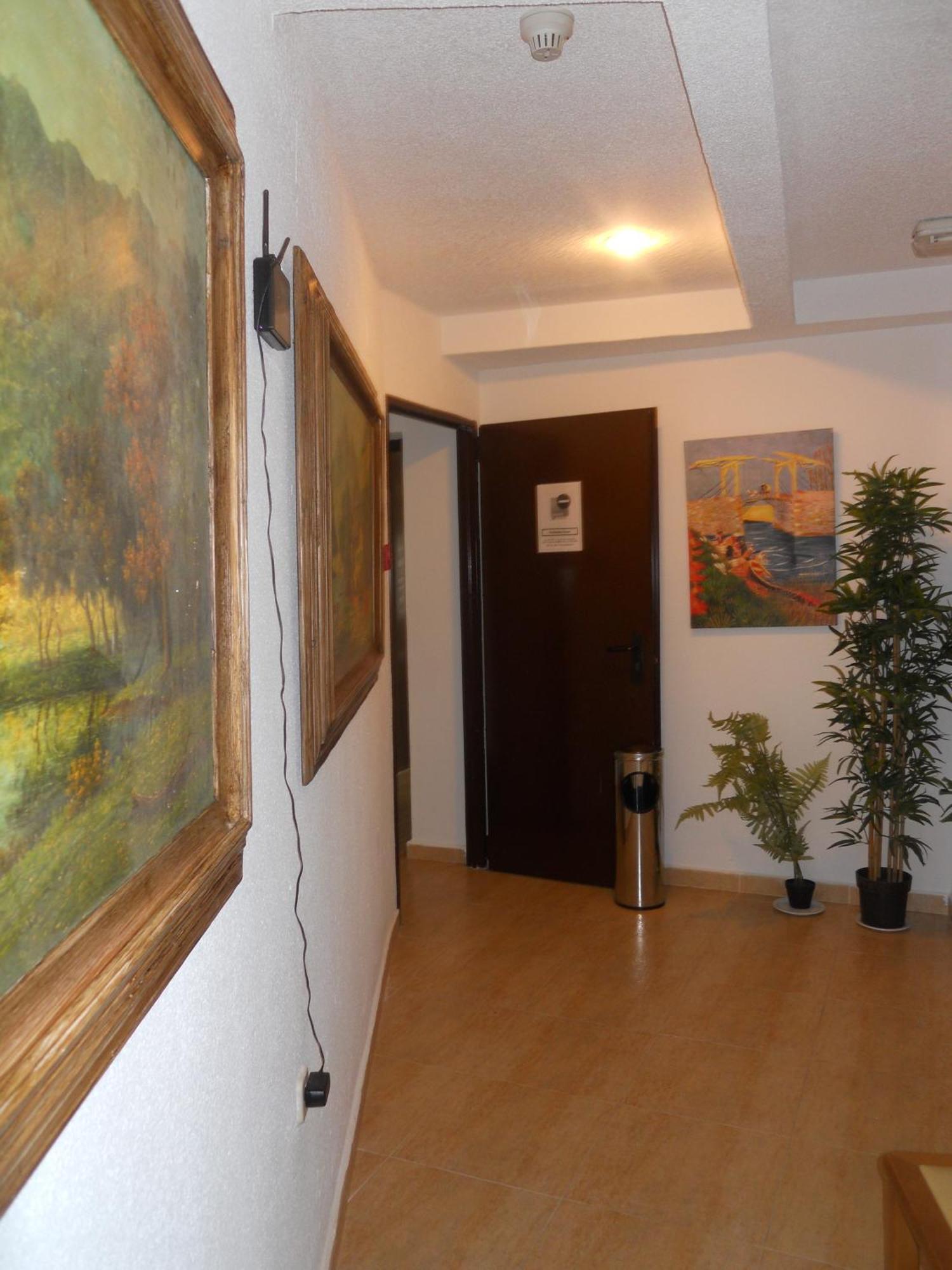 Hostal El Descanso Madrid Esterno foto