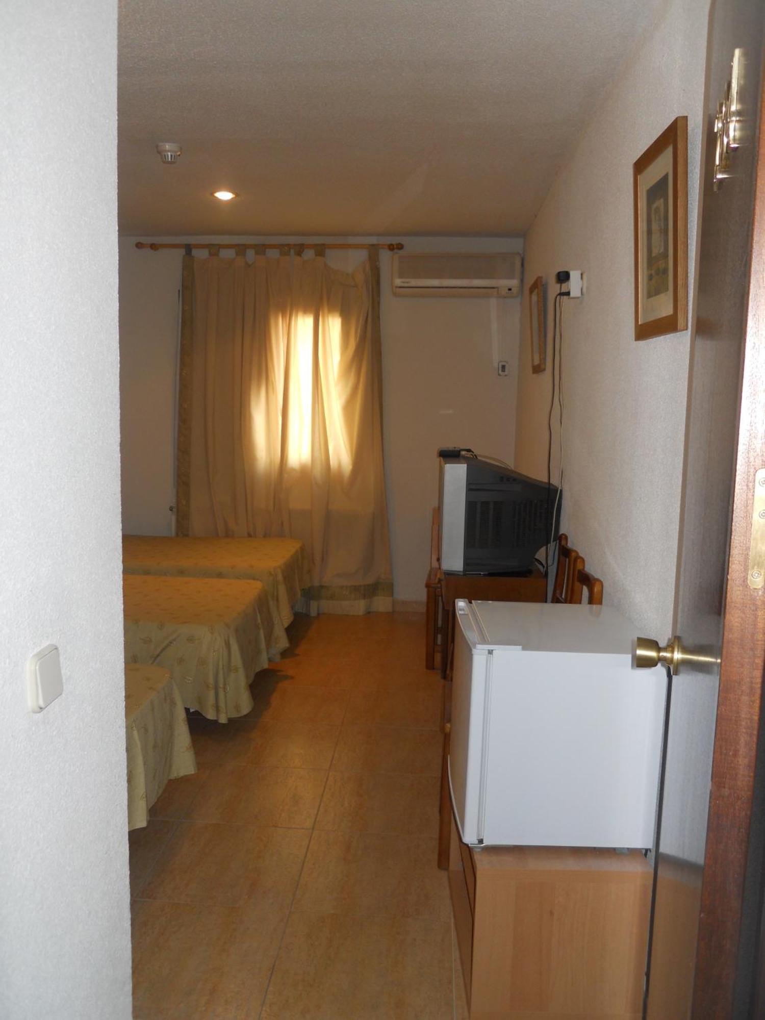 Hostal El Descanso Madrid Esterno foto