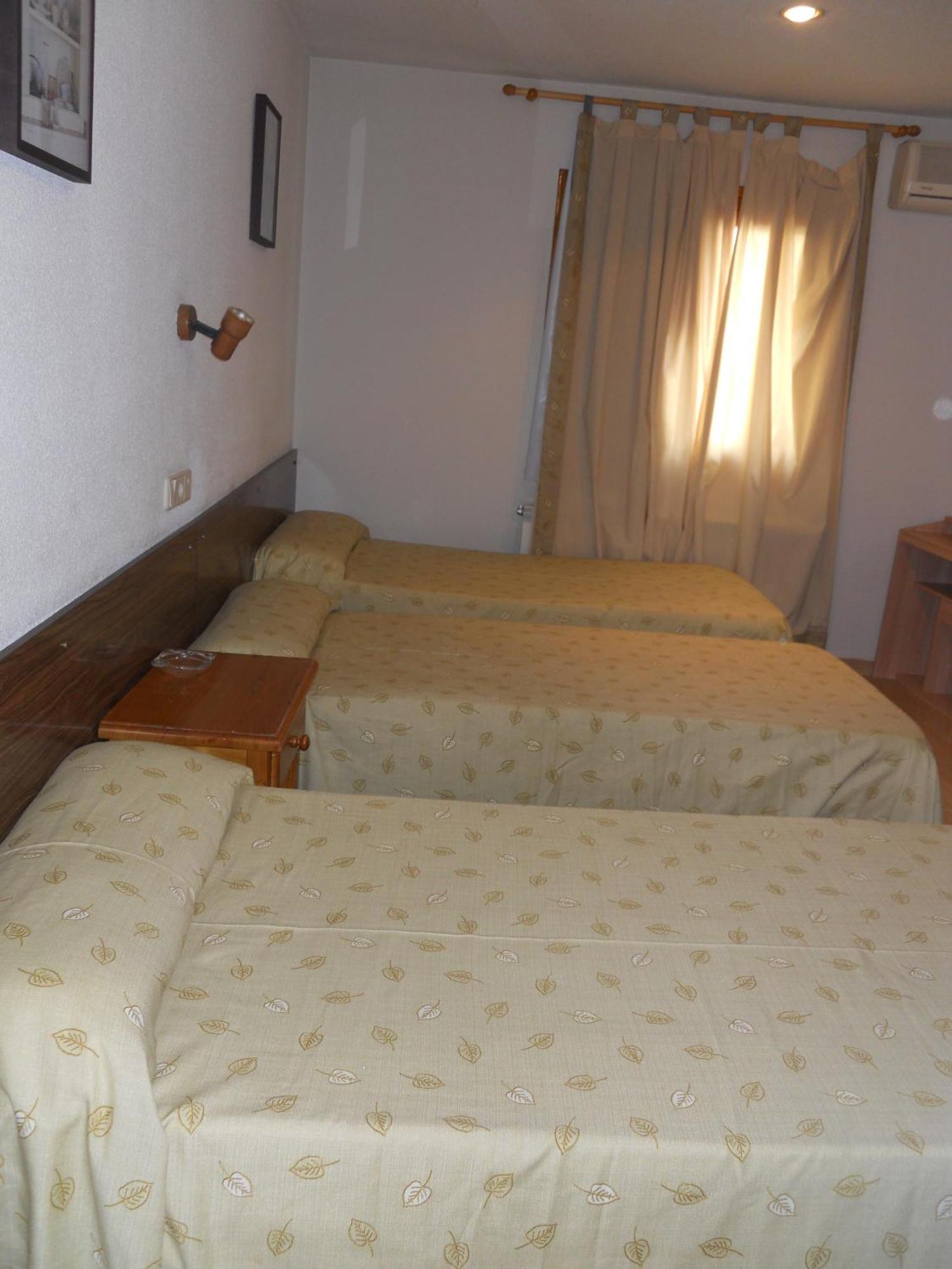 Hostal El Descanso Madrid Esterno foto