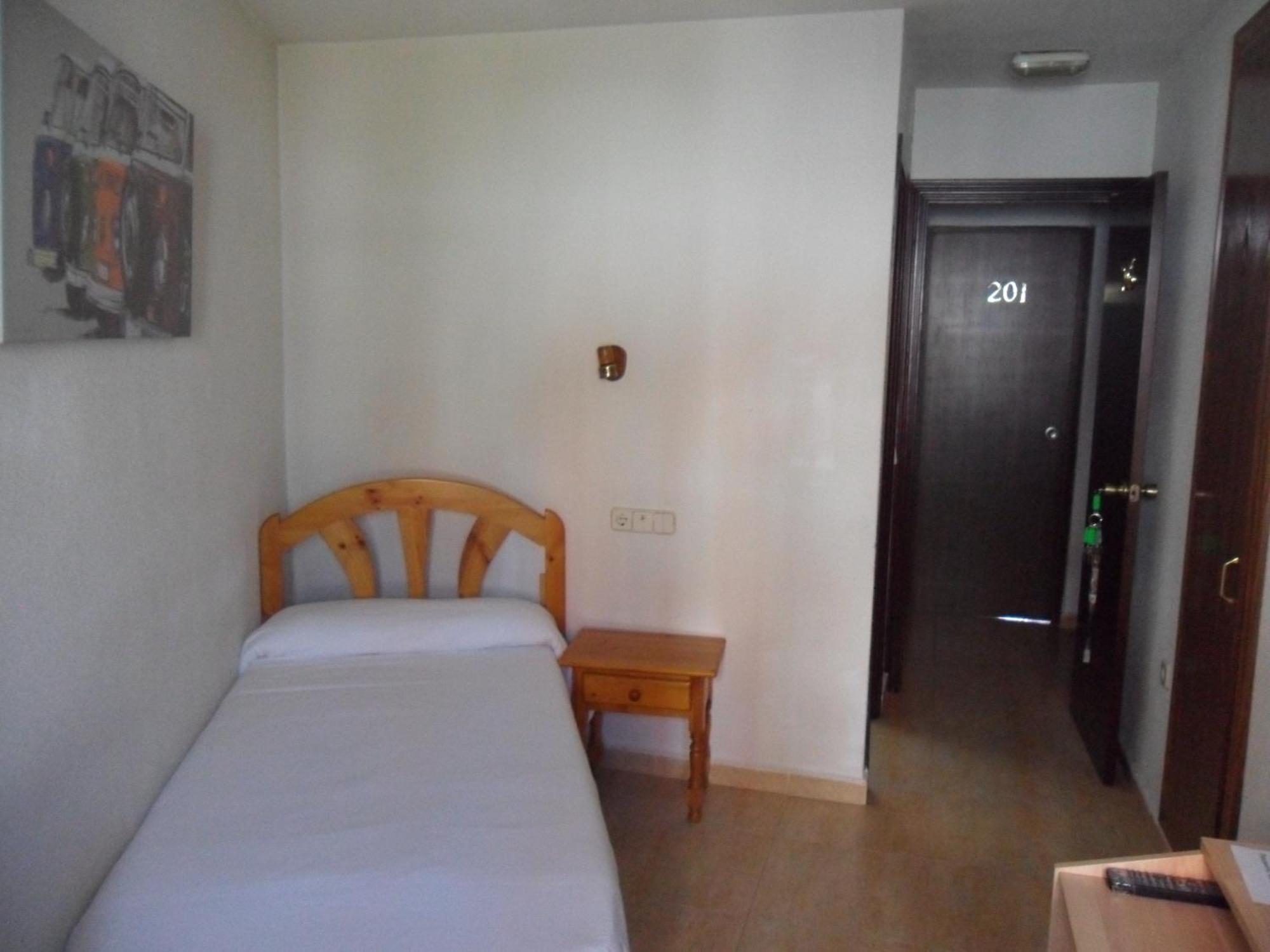 Hostal El Descanso Madrid Esterno foto