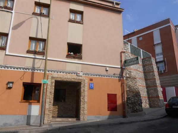 Hostal El Descanso Madrid Esterno foto