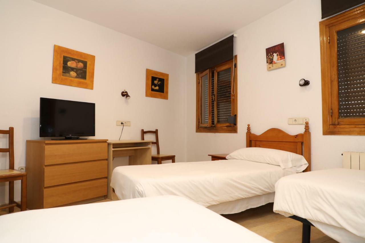 Hostal El Descanso Madrid Esterno foto