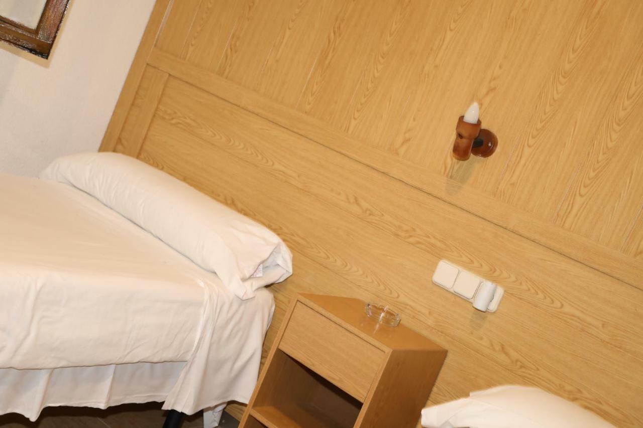 Hostal El Descanso Madrid Esterno foto
