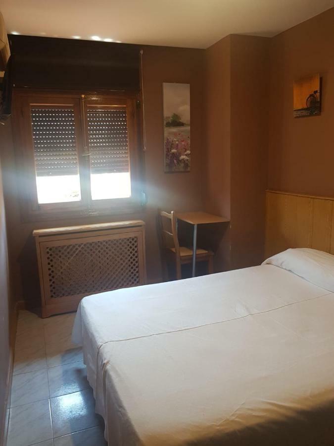 Hostal El Descanso Madrid Esterno foto