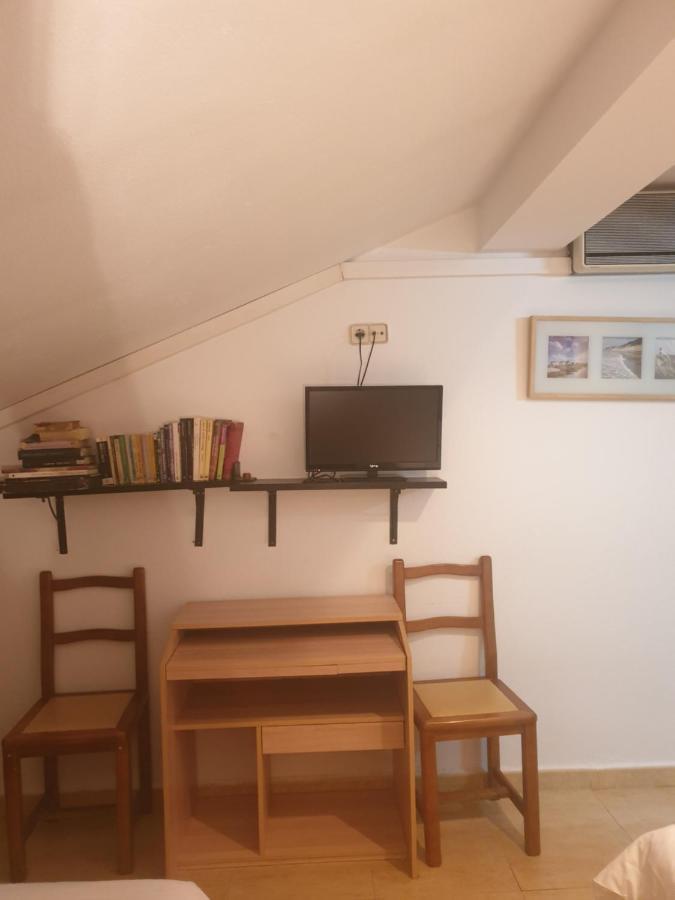 Hostal El Descanso Madrid Esterno foto