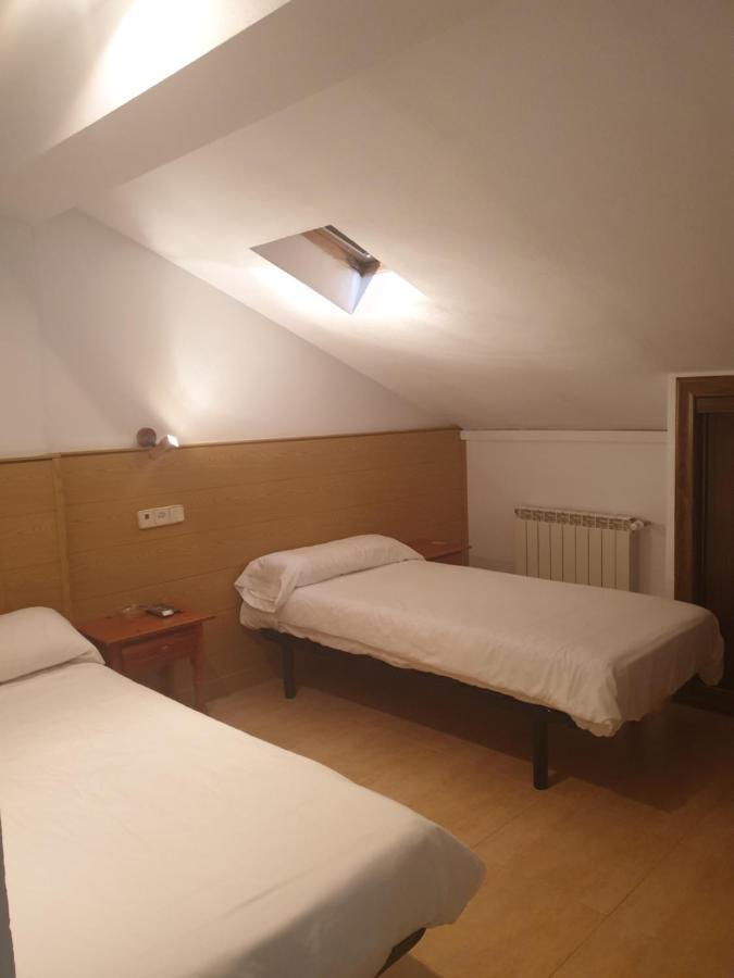 Hostal El Descanso Madrid Esterno foto