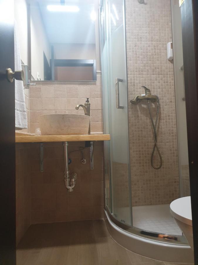 Hostal El Descanso Madrid Esterno foto