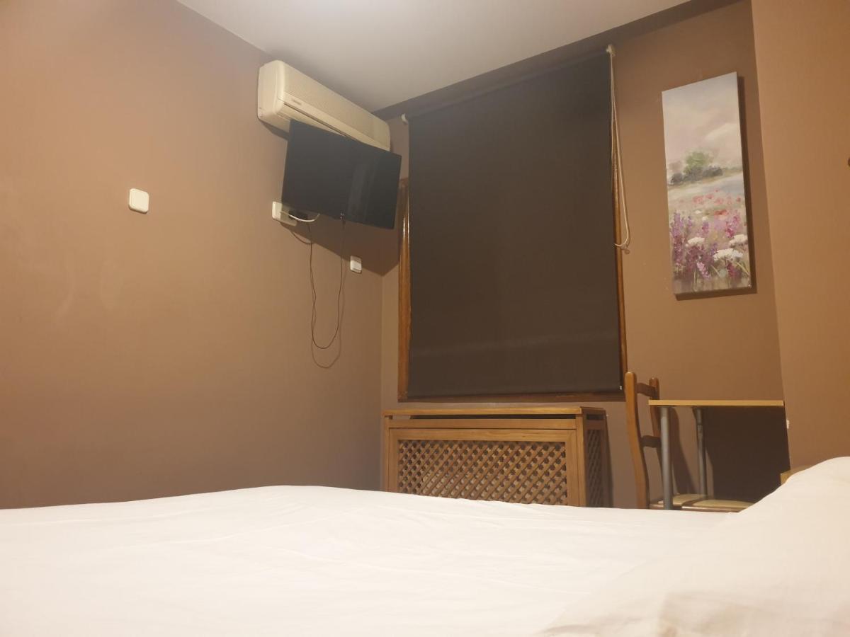 Hostal El Descanso Madrid Esterno foto